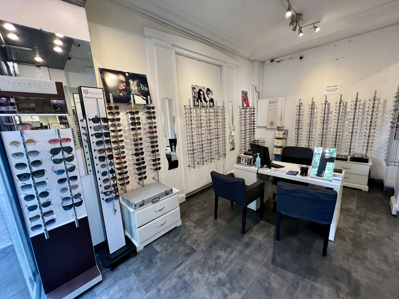Intérieur de la boutique Optic Dima, murs de montures