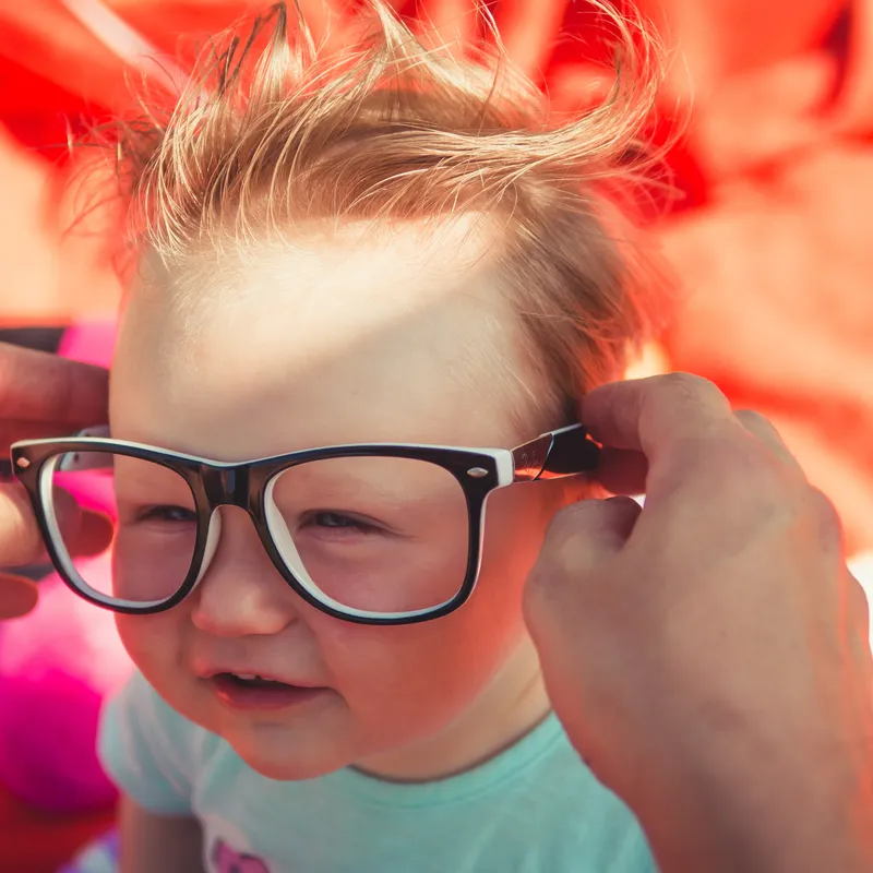 Enfant essayant des lunettes